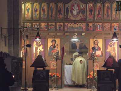 ...davanti alla quale il sacerdote officia la messa tenendo le spalle rivolte verso i fedeli